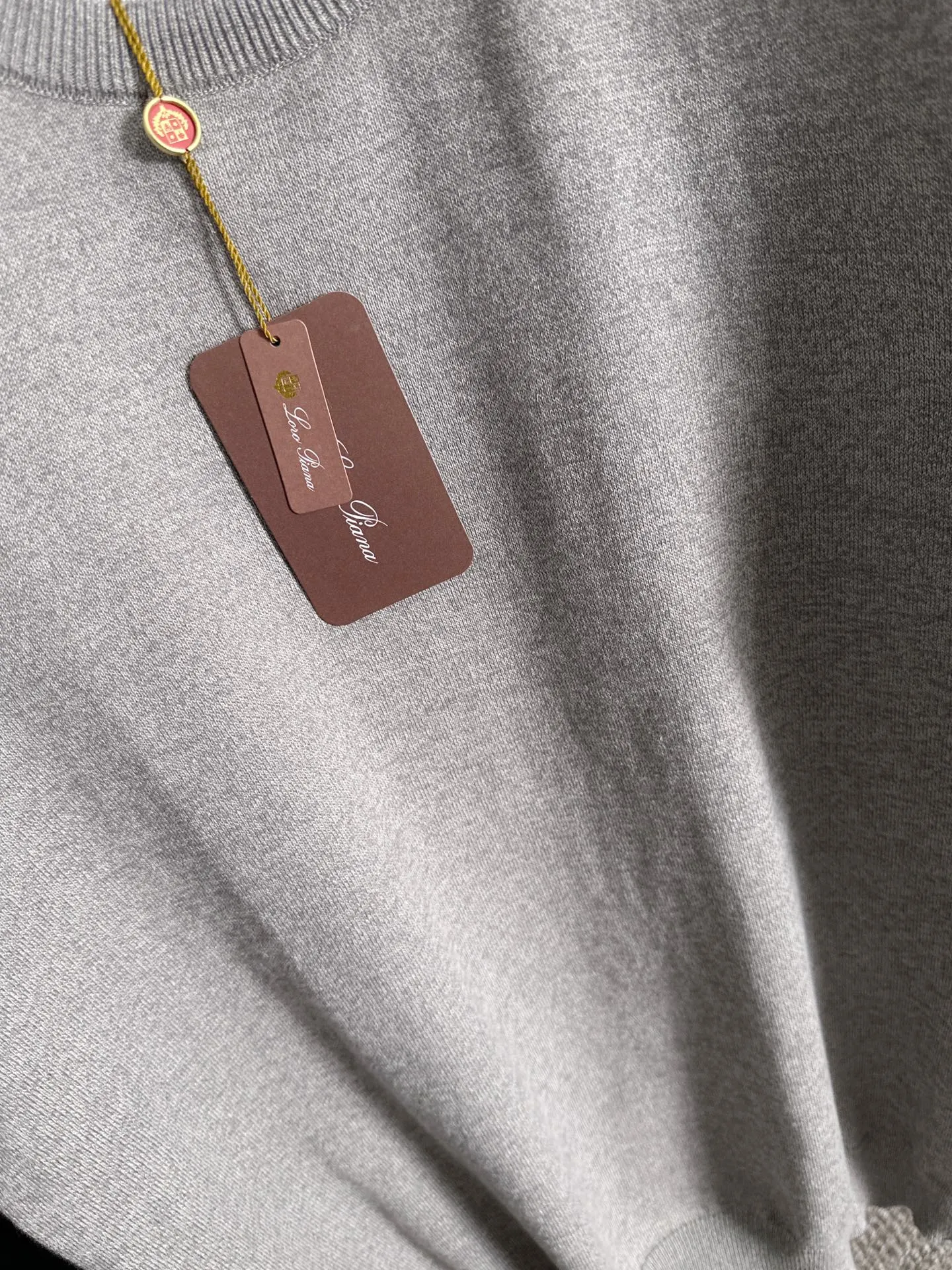 Next day shipment LP high quality Loro Piana 26ss New Arrival men's short-sleeved T-shirt Made of combed cotton yarn knitted cotton fabric, no pressure when entering and exiting the counter Exclusive control of raw materials It feels substantial when weighed, and the upper body is more textured than ordinary T-shirts. This texture can cope with the weather easily and is suitable for both hot and cold! Loose fit design, looks noble. The only correct version is available Size: M to XXXL